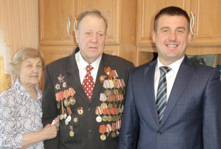 Глава администрации поздравил ветерана Сергея Семинихина с Днём рождения