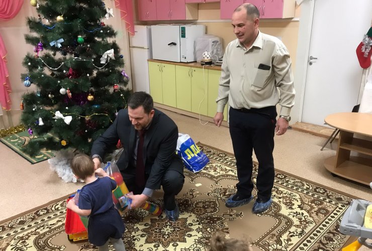 Депутаты от ЛДПР поздравили с Новым годом детей Дома ребёнка города Гусева