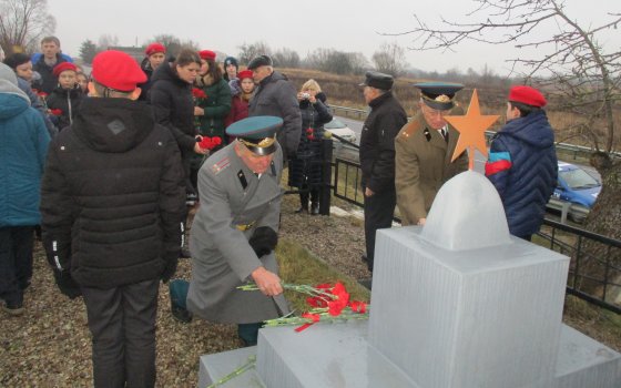 Жители Гусева возложили цветы к могиле неизвестного солдата в посёлке Лермонтово