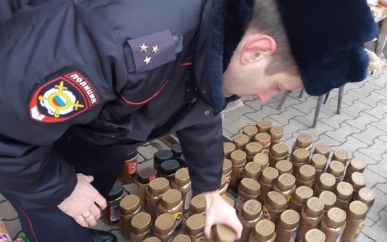 Полицейские изымают на городском рынке у местных торговцев польскую продукцию