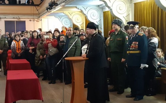 Гусевский священник благословил новобранцев на военную службу