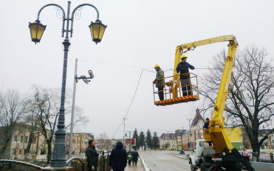Специалисты МБУ «Чистота» украшают город новогодними гирляндами