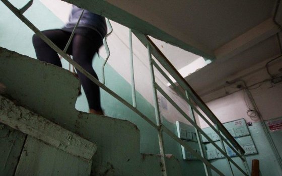 «Зашла в подъезд погреться»: стали известны обстоятельства изнасилования 40-летней женщины в Гусеве