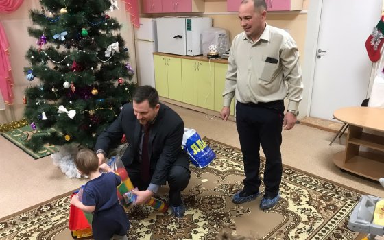 Депутаты от ЛДПР поздравили с Новым годом детей Дома ребёнка города Гусева