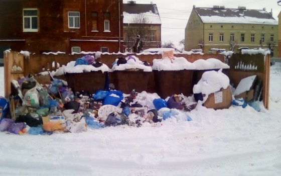 Жители Гусева выкладывают в социальных сетях фотографии с переполненными мусорными контейнерами
