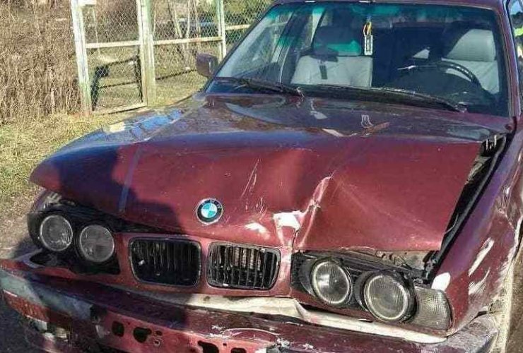 В Гусеве пьяная женщина — водитель BMW врезалась в припаркованный Volkswagen и скрылась