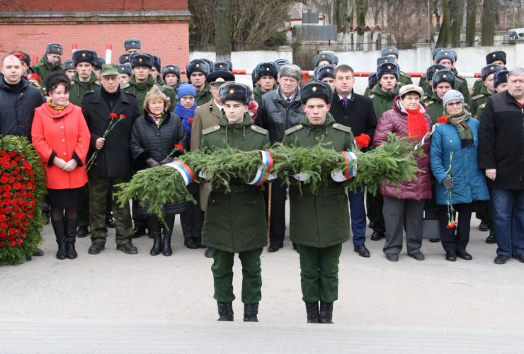 Жители Гусева возложили цветы к братской могиле на улице Юрия Смирнова