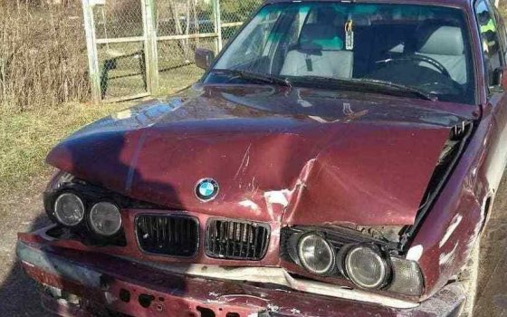 В Гусеве пьяная женщина — водитель BMW врезалась в припаркованный Volkswagen и скрылась