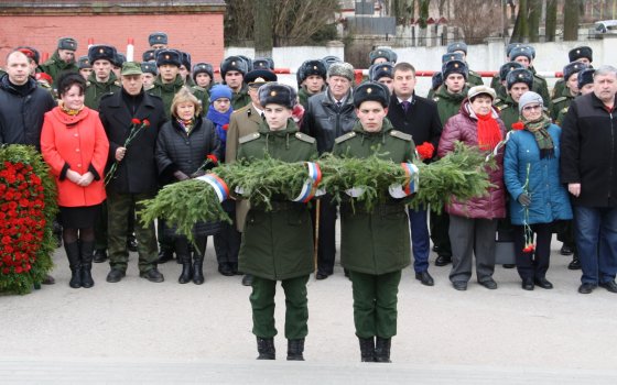 Жители Гусева возложили цветы к братской могиле на улице Юрия Смирнова