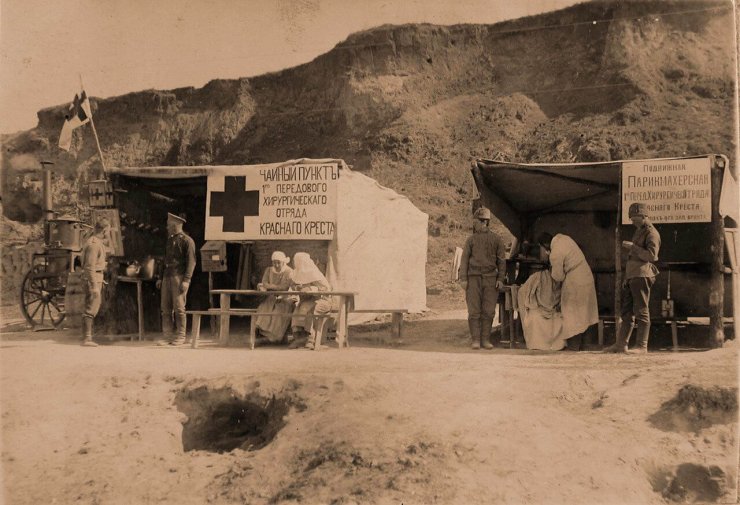 Передвижные чайный пункт и парикмахерская отряда Красного креста