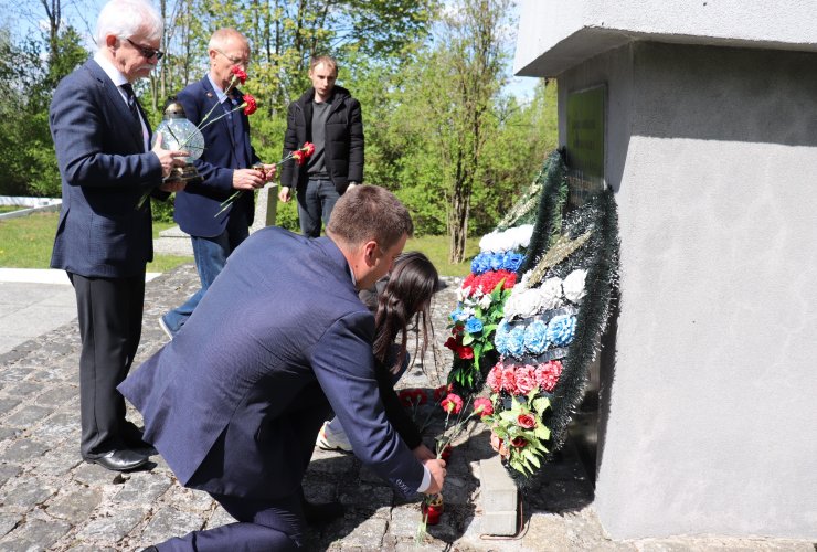 Гусевцы посетители захоронения советских воинов в Литве и Польше