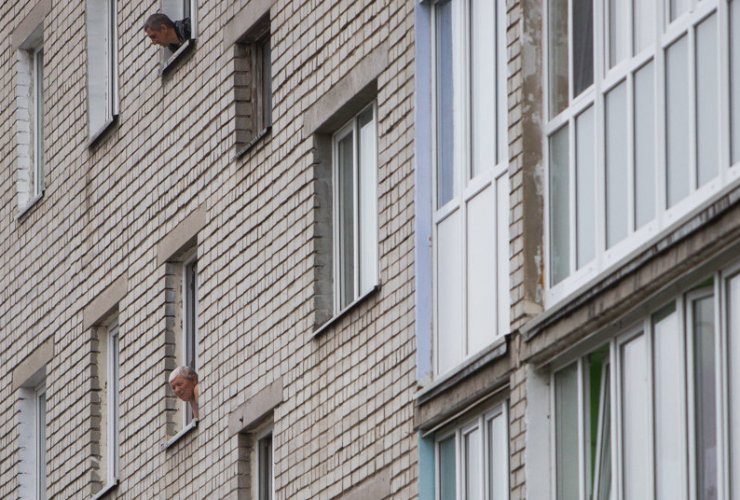 В Гусеве мать троих детей погибла, выпав из окна четвёртого этажа