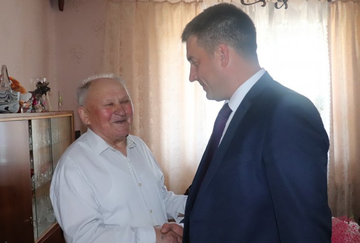 Глава городской администрации поздравил ветерана Юрия Жигулина с 92-летием