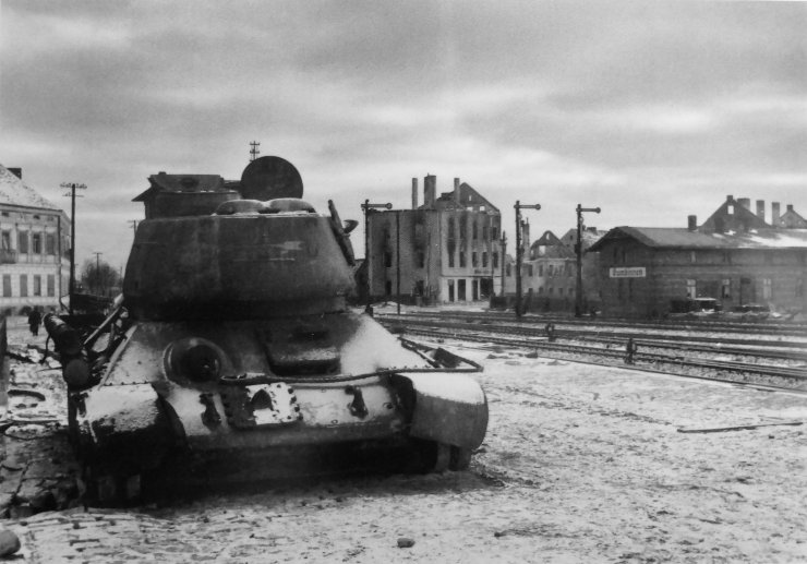 Подбитый советский танк на территории железнодорожного вокзала в Гумбиннене