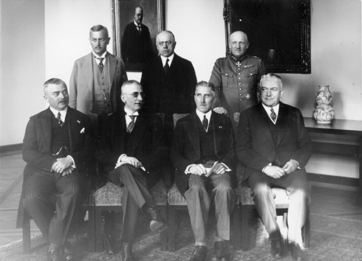 Магнусс Александр Фрайхер Фон Браун в первом ряду крайний слева