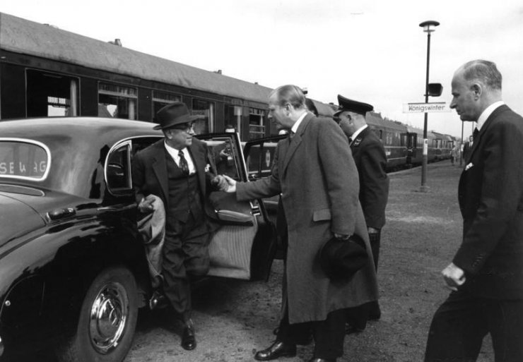Сигизмунд Фрейхер Фон Браун встречает турецкого посла в 1958 году