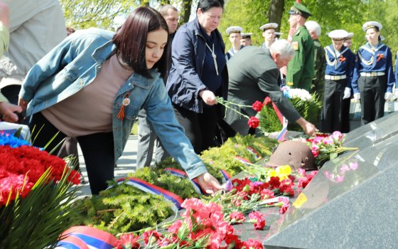 У Вечного огня на Братской могиле советских воинов прошла церемония возложение цветов