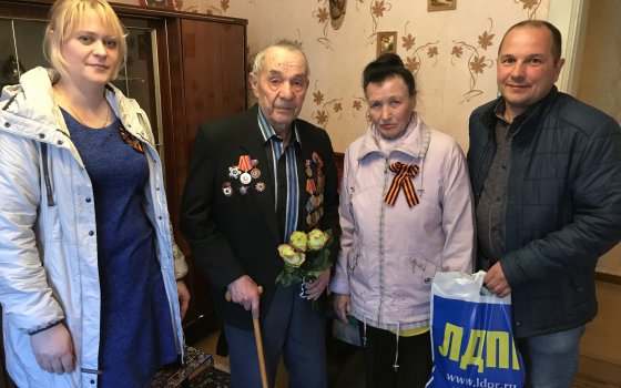 Представители ЛДПР поздравили ветеранов Гусева и Озерска с предстоящим праздником