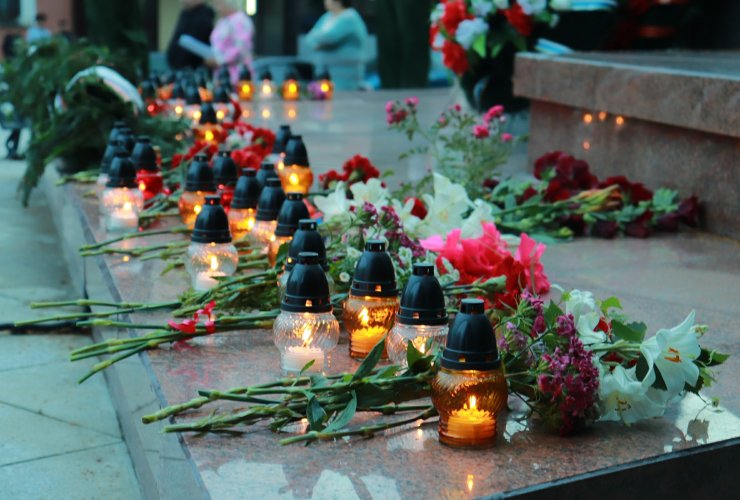 Возле памятника Сергею Ивановичу Гусеву зажгли «Свечи памяти»