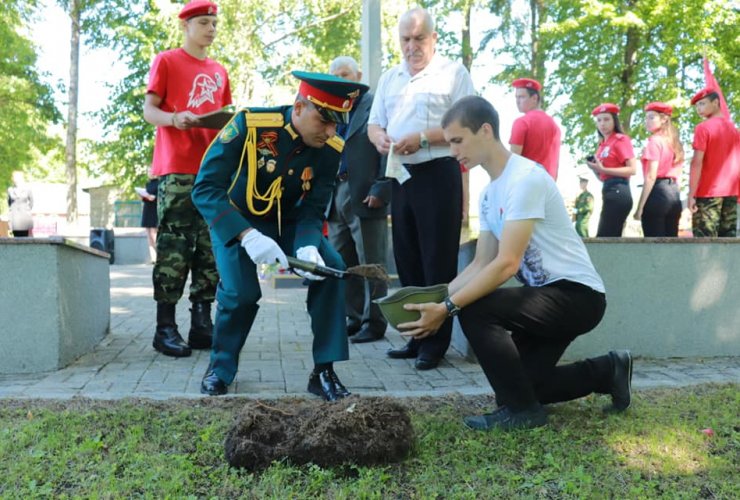 В рамках акции «Горсть памяти» землю с воинских захоронений округа передадут в главный храм ВС России