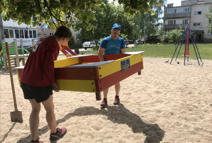 Депутаты от ЛДПР подарили  детям новую песочницу