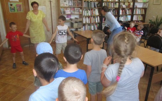 Под девизом «Лето — время читать» в детской библиотеке прошли мероприятия для детей пришкольных лагерей