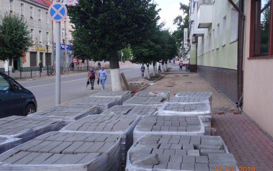 В Гусеве подрядчик затягивает с ремонтом тротуара на улице Победы