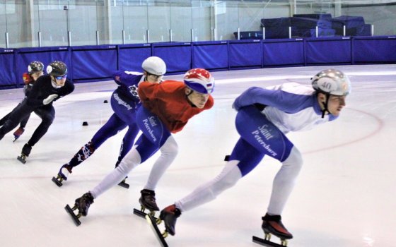 Конькобежцы из Санкт-Петербурга проводят в Гусеве сборы