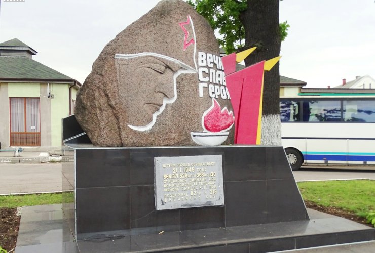 На памятном камне в честь войск, штурмовавших город Гумбиннен, заменят информационную табличку
