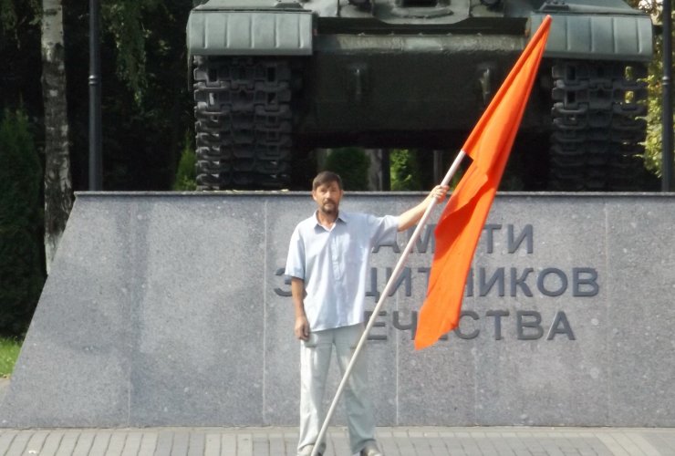 В Гусеве возле памятника защитникам отечества прошёл одиночный пикет
