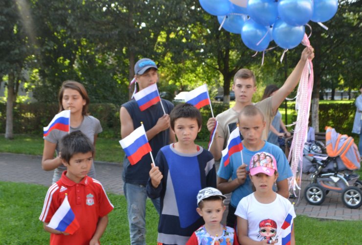 Воспитанники центра Росток на праздновании Дня российского флага