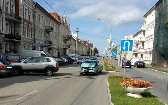 На Московской столкнулись «Хундай» и «Фольксваген», пострадал один из водителей