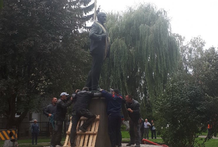 Памятник Ленину установлен в сквере возле городской администрации
