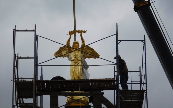 На Центральной площади установили скульптурную композицию Ангела-хранителя