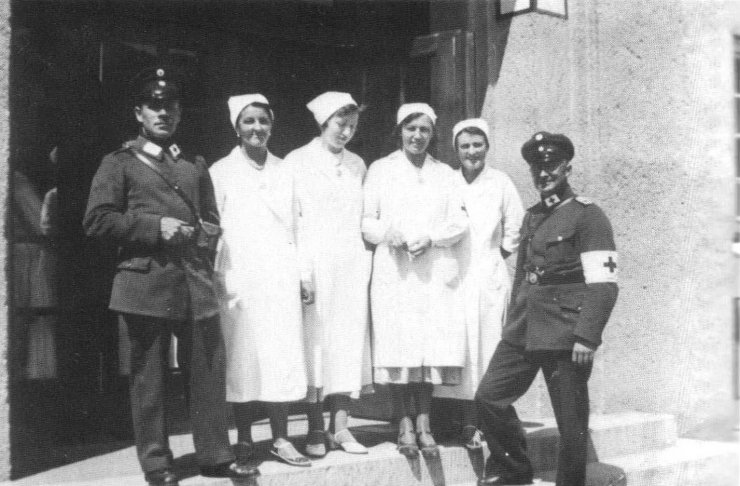 Персонал медчасти школы для девочек Цецилиеншуле. По краям мужчины из красного креста Гумбиннена. Фотография 1933 года