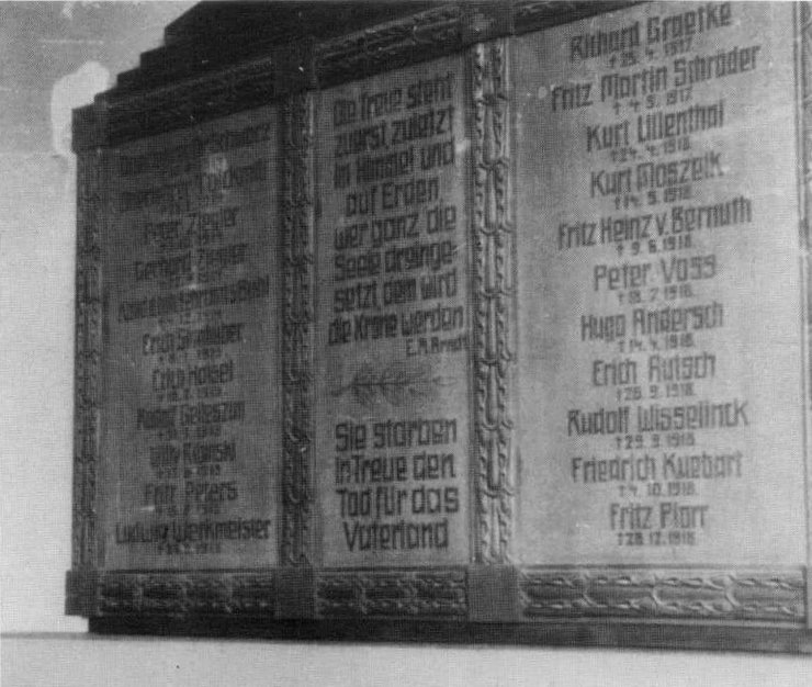 Почетная доска с именами учителей и учеников, погибших в Первую мировую войну