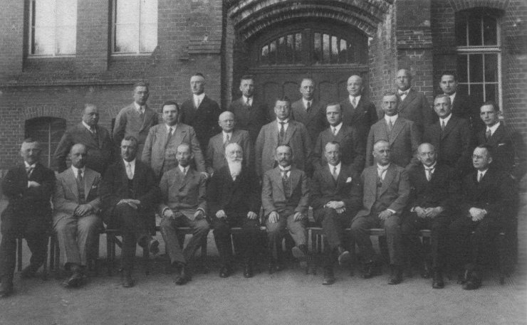 Учительская коллегия и директор Артур Цвалин шестой слева в первом ряду. Фотография 1930 года