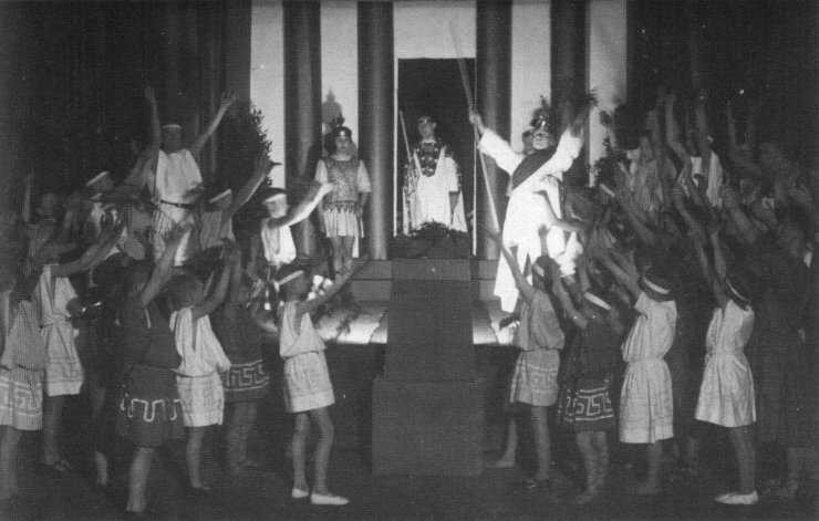 Спектакль учеников школы на античную тематику. Фотография 1925 года
