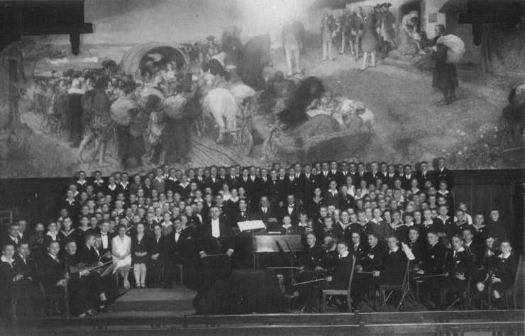 Концерт в актовом зале школы к 100-летию со дня смерти композитора Франца Шуберта. Фотография 1928 года
