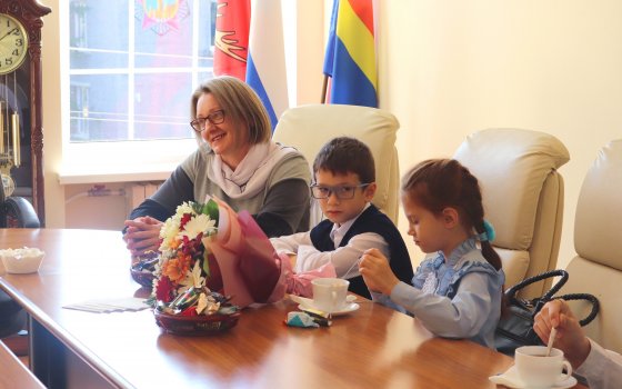 Глава администрации вручил многодетной семье из Гусевского округа приглашение в Кремлевский дворец