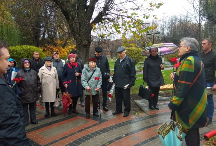 Гусевские коммунисты возложили цветы к памятнику Ленину