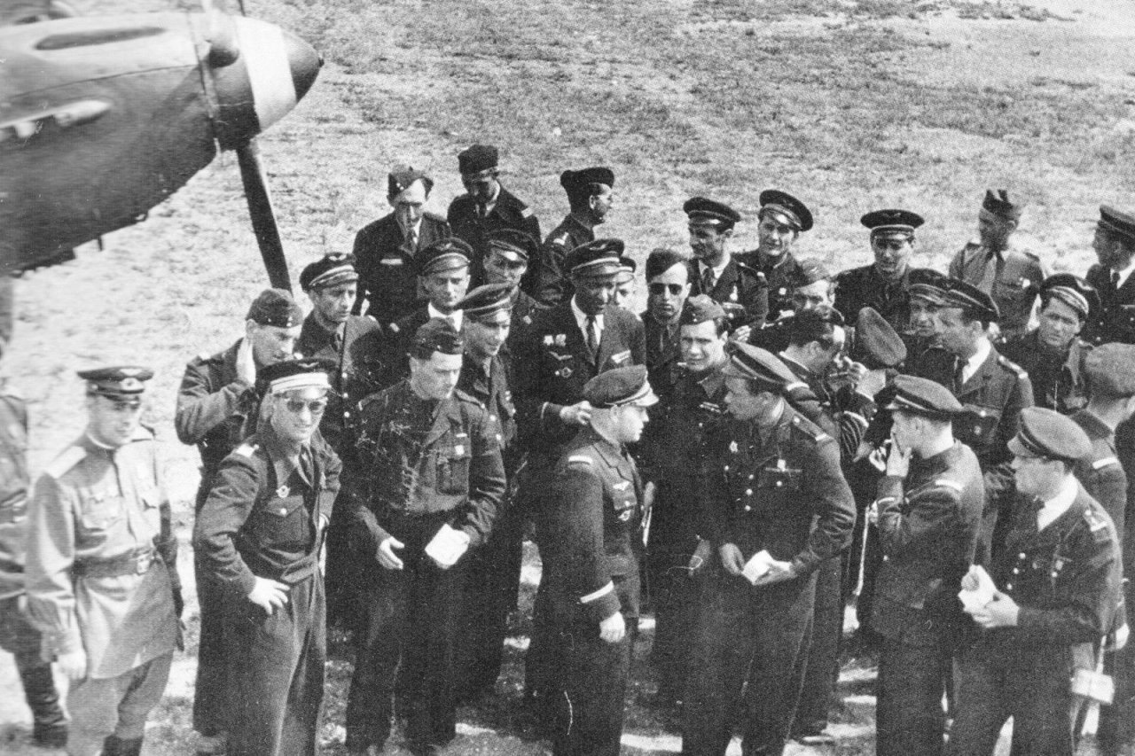 Полк нормандия неман. Нормандия Неман 1942. Эскадрилья Неман. Летчики Нормандия Неман герои советского Союза.
