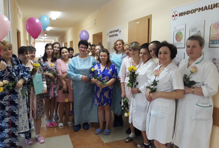 В Гусевской больнице поздравили рожениц с Днём матери