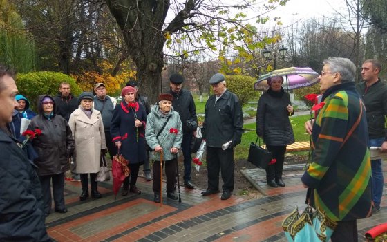 Гусевские коммунисты возложили цветы к памятнику Ленину