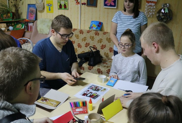 Гусевские волонтеры и активисты Маяковской ТЭС провели новогодний мастер-класс в социальном центре
