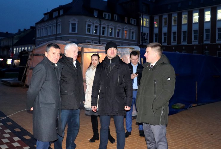 Министр строительства и ЖКХ области проверил ход реконструкции площади