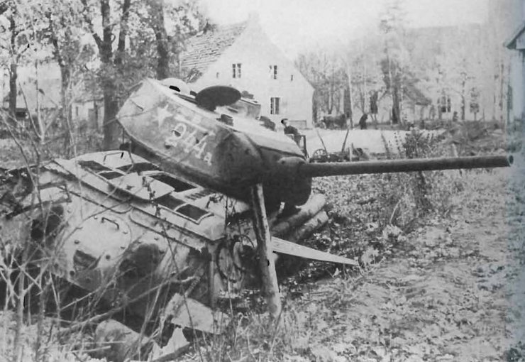 Подбитый советский танк у Немерсдорфа (поселок Маяковское)