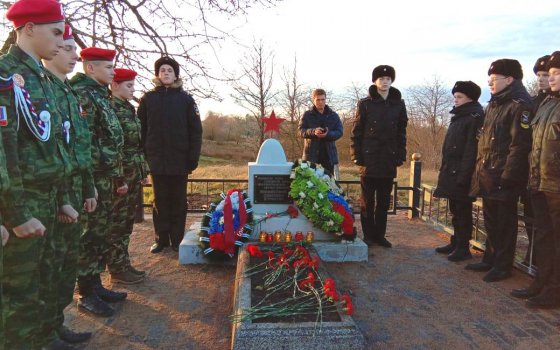 Жители Гусева возложили цветы к могиле неизвестного солдата в посёлке Лермонтово