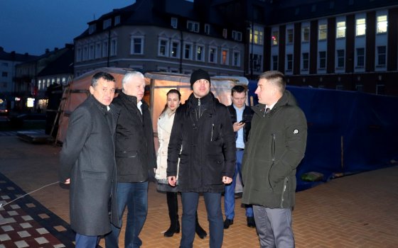 Министр строительства и ЖКХ области проверил ход реконструкции площади