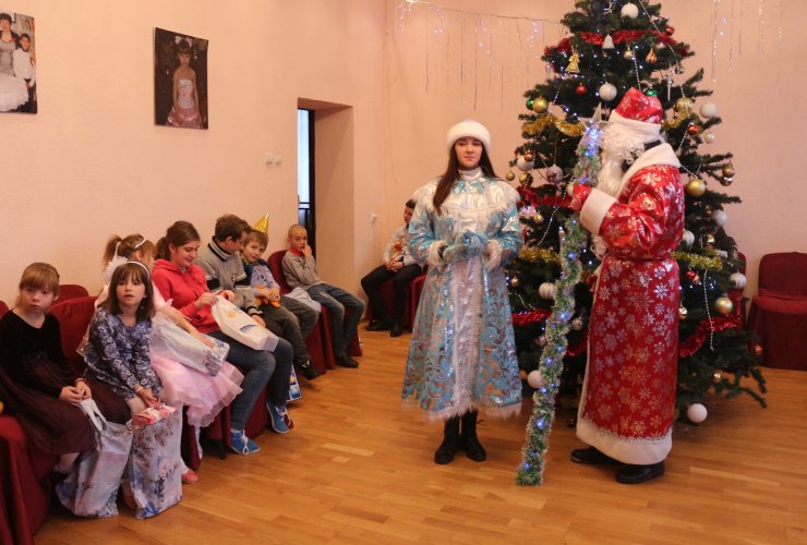 Воспитанникам центра «Росток» получили подарки, собранные участниками акции «Стань Дедом Морозом!»